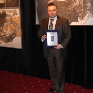 Prezes Tomasz Brusilo prezentuje Symbol Skutecznej Windykacji 2012